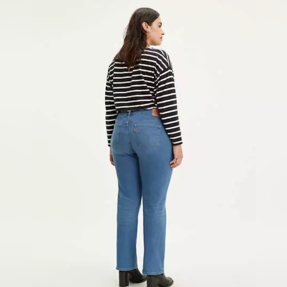 Levi Classic Straight Jeans  Size 18
